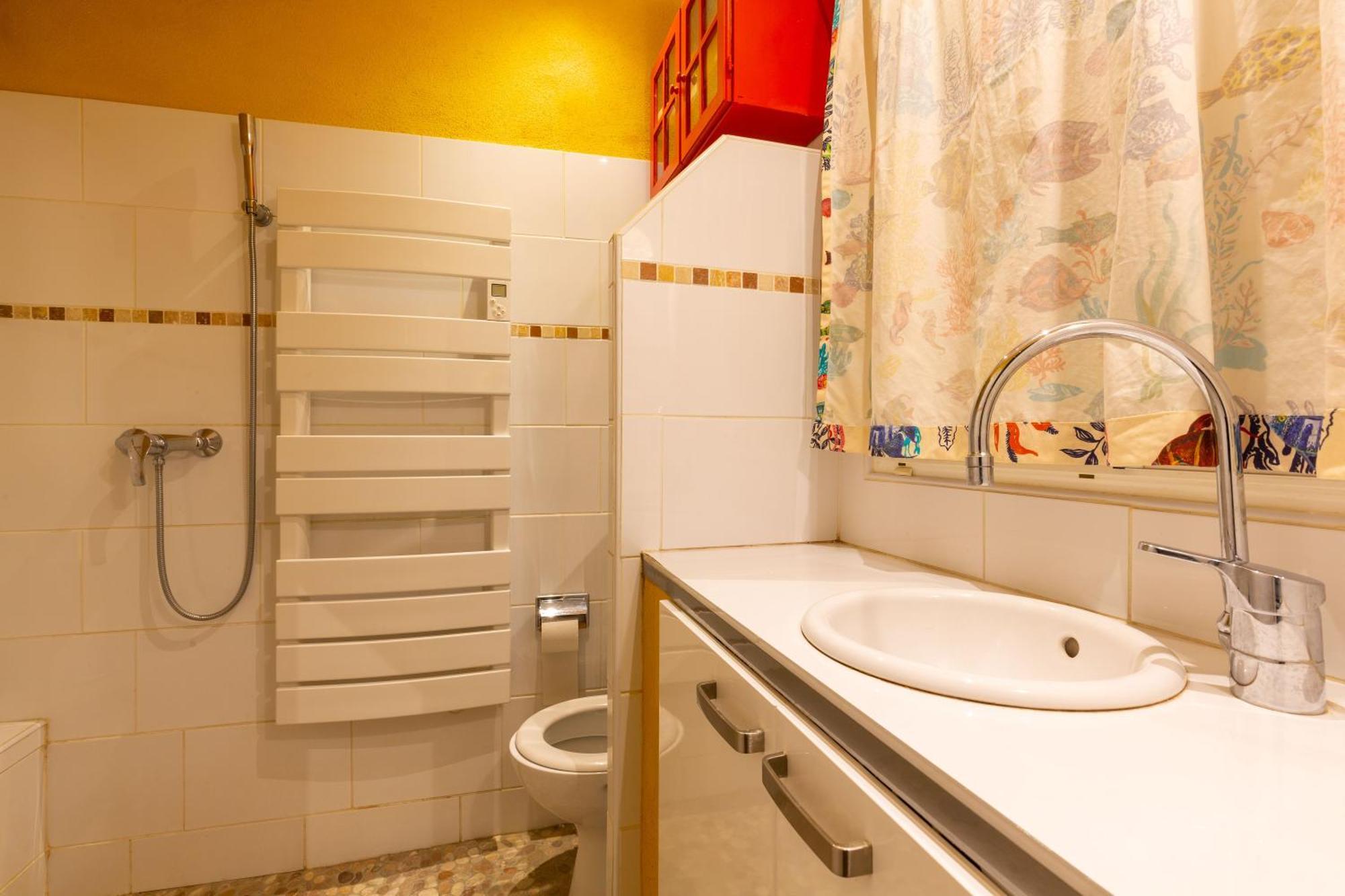 Dorm Hostel Camp Backpackers Марсель Екстер'єр фото